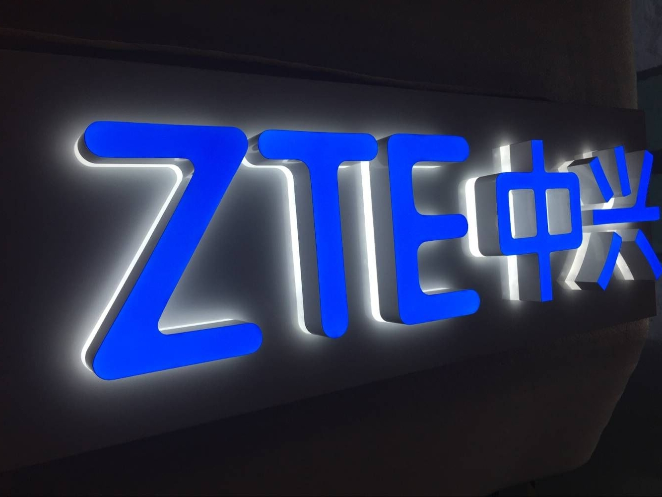 開手機專賣店怎么選發(fā)光字？